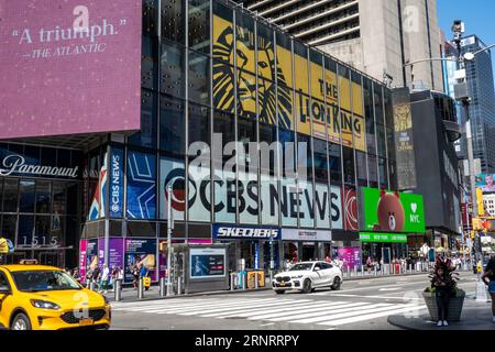 Der Times Square ist das Herz des Theaterviertels mit hellen Lichtern und Anzeigen in New York City, USA 2022 Stockfoto