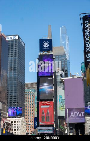 Times Square ist voll mit elektronischen Plakatwänden, die ein bisschen von allem, 2023, New York City, USA, Werbung Stockfoto