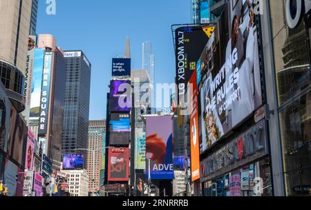 Times Square ist voll mit elektronischen Plakatwänden, die ein bisschen von allem, 2023, New York City, USA, Werbung Stockfoto