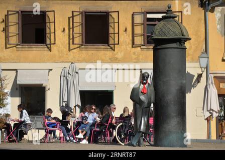 (171014) -- ZAGREB, 14. Oktober 2017 -- die Statue des kroatischen Schriftstellers August Senoa mit einem roten Krawattenmuster ist am 14. Oktober 2017 in Zagreb, Kroatien, zu sehen. Am Samstag feiern die Menschen hier den Cravat Day, um dem Cravat als nationalem Kulturerbe zu gedenken. ) KROATIEN-ZAGREB-CRAVAT FESTIVAL MarkoxLukunic PUBLICATIONxNOTxINxCHN Stockfoto