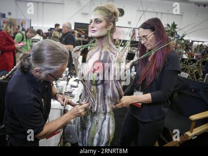 (171015) -- VANCOUVER, 15. Oktober 2017 -- Künstler bilden ein Modell während der 2017 International Make-up Artist Trade Show (IMATS) in Vancouver, Kanada, 14. Oktober 2017. ) (zcc) CANADA-VANCOUVER-IMATS LiangxSen PUBLICATIONxNOTxINxCHN Stockfoto