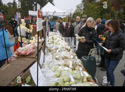 (171015) -- VANCOUVER, 15. Oktober 2017 -- Menschen kaufen während des 26. Apple Festivals im Botanischen Garten der University of British Columbia in Vancouver, Kanada, 14. Oktober 2017. ) (zcc) CANADA-VANCOUVER-APPLE FESTIVAL LiangxSen PUBLICATIONxNOTxINxCHN Stockfoto