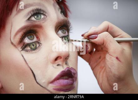 (171015) -- VANCOUVER, 15. Oktober 2017 -- ein Künstler macht ein Modell während der 2017 International Make-up Artist Trade Show (IMATS), die am 14. Oktober 2017 in Vancouver, Kanada, stattfindet. ) (zcc) CANADA-VANCOUVER-IMATS LiangxSen PUBLICATIONxNOTxINxCHN Stockfoto