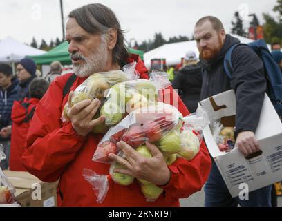 (171015) -- VANCOUVER, 15. Oktober 2017 -- Menschen kaufen während des 26. Apple Festivals im Botanischen Garten der University of British Columbia in Vancouver, Kanada, 14. Oktober 2017. ) (zcc) CANADA-VANCOUVER-APPLE FESTIVAL LiangxSen PUBLICATIONxNOTxINxCHN Stockfoto