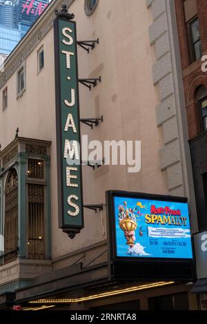 „Monty Python's Spamalot“ spielt im St. James Theatre in New York City, 2023, USA Stockfoto