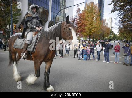 (171016) -- VANCOUVER, 16. Oktober 2017 -- Ein verkleideter Darsteller reitet auf einem Pferd während der 4. Jährlichen Halloween Parade in Vancouver, Kanada. Okt. 2017. Mehr als 30 Gruppen und Hunderte von Kostümspielern nahmen an der 4. Jährlichen Vancouver Halloween Parade Teil, die eine familienfreundliche Veranstaltung ist, die Tausende von Zuschauern anzieht. ) (yk) KANADA-VANCOUVER-HALLOWEEN PARADE Liangxsen PUBLICATIONxNOTxINxCHN Stockfoto