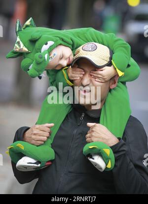 (171016) -- VANCOUVER, 16. Oktober 2017 -- Ein Kind bedeckt die Augen seiner Eltern, während die Prozesstruppen während der 4. Jährlichen Halloween Parade in Vancouver, Kanada vorbeiziehen. Okt. 2017. Mehr als 30 Gruppen und Hunderte von Kostümspielern nahmen an der 4. Jährlichen Vancouver Halloween Parade Teil, die eine familienfreundliche Veranstaltung ist, die Tausende von Zuschauern anzieht. )(yk) KANADA-VANCOUVER-HALLOWEEN PARADE Liangxsen PUBLICATIONxNOTxINxCHN Stockfoto