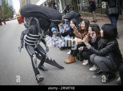 (171016) -- VANCOUVER, 16. Oktober 2017 -- Ein verkleideter Darsteller interagiert mit den Massen während der 4. Jährlichen Halloween Parade in Vancouver, Kanada. Okt. 2017. Mehr als 30 Gruppen und Hunderte von Kostümspielern nahmen an der 4. Jährlichen Vancouver Halloween Parade Teil, die eine familienfreundliche Veranstaltung ist, die Tausende von Zuschauern anzieht. )(yk) KANADA-VANCOUVER-HALLOWEEN PARADE Liangxsen PUBLICATIONxNOTxINxCHN Stockfoto