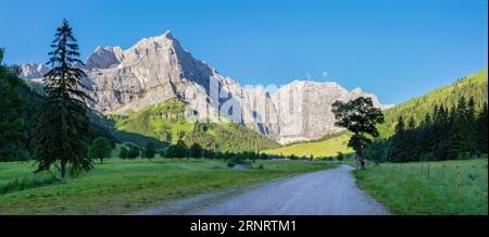 Das Morgenpanorama der Nordwände des Karwendelgebirges - Wände der Spritzkar-spitze und Grubenkar-spitze von enger Tall - Grosser Ahornboden Wand Stockfoto