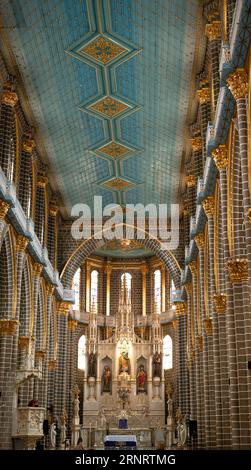 Jardin, Antioquia, Kolumbien – 4. April 2023: Weitwinkelblick auf das Innere der gotischen Kathedrale, mit Holzbänken, Hochdach Mad Stockfoto