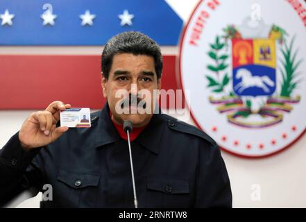 Themen der Woche Bilder des Tages (171016) -- CARACAS, 16. Oktober 2017 -- Bild des venezolanischen Präsidenten zeigt Venezuelas Präsidenten Nicolas Maduro während eines Treffens im Miraflores-Palast in Caracas, der Hauptstadt Venezuelas, am 15. Oktober 2017. Die regierende Vereinigte Sozialistische Partei Venezuelas gewann 17 von 23 Staatsregierungen bei den Regionalwahlen in Venezuela, kündigte den Nationalen Wahlrat am späten Sonntag an. (Djj) VENEZUELA-CARACAS-WAHLEN VENEZUELA SxPRESIDENCY PUBLICATIONxNOTxINxCHN Stockfoto