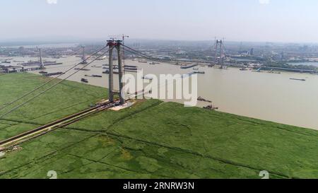 (171016) -- PEKING, 16. Oktober 2017 -- Foto aufgenommen am 9. Mai 2017 zeigt die Baustelle der Dongting Lake Bridge des Hangzhou-Ruili Highway in Yueyang, der zentralchinesischen Provinz Hunan. Der Yangtze, der drittlängste Fluss der Welt, fließt durch neun chinesische Provinzen und zwei Gemeinden, die eine Fläche von 2,05 Millionen Quadratkilometern abdecken Der Wirtschaftsgürtel des Jangtse, auf den mehr als 40 Prozent der Bevölkerung und des BIP entfallen, ist ein neuer Wachstumsmotor für das Land, der die Entwicklungslücke zwischen den östlichen, zentralen und westlichen Regionen verringert. )(MCG) CHINA-YANGTZE-FLUSS WIRTSCHAFTSGÜRTEL-LUFT Stockfoto