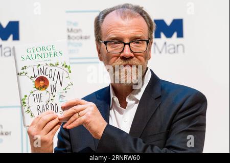 (171016) -- LONDON, 16. Oktober 2017 -- George Saunders posiert mit seinem Buch Lincoln in the Bardo während eines Fotogesprächs in der Royal Festival Hall in London, Großbritannien, am 16. Oktober 2017, einen Tag vor der Bekanntgabe des Gewinnerbuches des man Booker Prize 2017. Sechs Schriftsteller wurden für den man Booker Prize 2017 nominiert, ein Literaturpreis, der für den besten englischen Originalroman vergeben wird. GROSSBRITANNIEN-LONDON-2017 MAN BOOKER-PREISNOMINIERUNGEN RAYXTANG PUBLICATIONXNOTXINXCHN Stockfoto