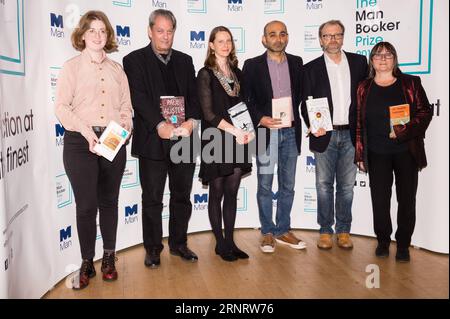 (171016) -- LONDON, 16. Oktober 2017 -- die Six man Booker-Romanautoren (von L bis R) Fiona Mozley, Paul Auster, Emily Fridlund, Mohsin Hamid, George Saunders und Ali Smith posieren mit ihren Büchern während eines Fotogesprächs in der Royal Festival Hall in London, Großbritannien, am 16. Oktober 2017, einen Tag vor der Bekanntgabe des Gewinnerbuches des man Booker Prize 2017. Sechs Schriftsteller wurden für den man Booker Prize 2017 nominiert, ein Literaturpreis, der für den besten englischen Originalroman vergeben wird. GROSSBRITANNIEN-LONDON-2017 MAN BOOKER-PREISNOMINIERUNGEN RAYXTANG PUBLICATIONXNOTXINXCHN Stockfoto