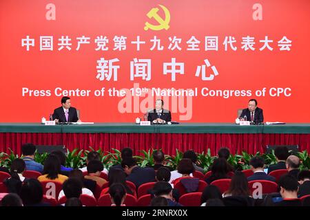 (171019) -- PEKING, 19. Oktober 2017 -- das Pressezentrum des 19. Nationalkongresses der Kommunistischen Partei Chinas (KPC) hält am 19. Oktober 2017 eine Pressekonferenz in Peking, der Hauptstadt Chinas, ab. Yang Xiaodu (C), stellvertretender Sekretär der Zentralkommission für Disziplinarinspektion der KPCh, und Qi Yu (R), stellvertretender Leiter der Organisationsabteilung des Zentralkomitees der KPCh, nahmen an der Pressekonferenz Teil. ) (WYO) (CPC)CHINA-PEKING-CPC NATIONALE KONGRESS-PRESSEKONFERENZ (CN) LIXXIN PUBLICATIONXNOTXINXCHN Stockfoto