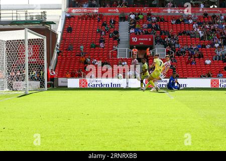 bet365 Stadium, Stoke, England - 2. September 2023 wird Keane (7) von Preston North End das zweite Tor erzielen - während des Spiels Stoke City gegen Preston NE, EFL Championship, 2023/24, bet365 Stadium, Stoke, England - 2. September 2023 Credit: Arthur Haigh/WhiteRosePhotos/Alamy Live News Stockfoto