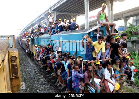 Dhaka, Dhaka, Bangladesch. September 2023. Premierminister Sheikh Hasina weihte Bangladeschs erste Hochstraße ein. Eine große Anzahl von Parteibefürwortern aus Dhaka und den umliegenden Bezirken nahmen an der Veranstaltung Teil, die zu diesem Anlass organisiert wurde. Am Ende der Veranstaltung gehen die Fans in einem überfüllten Zug am Bahnhof Tejgaon nach Hause. (Bild: © Syed Mahabubul Kader/ZUMA Press Wire) NUR REDAKTIONELLE VERWENDUNG! Nicht für kommerzielle ZWECKE! Stockfoto