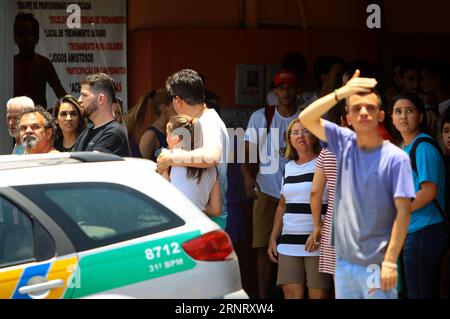 (171020) -- GOIANIA (BRASILIEN), 20. Oktober 2017 -- Menschen versammeln sich am 20. Oktober 2017 am Ort einer Schießerei am Goyases College in Goiania, der Hauptstadt des Bundesstaates Goias, Zentralbrasilien. Mindestens zwei Schüler wurden getötet und vier weitere wurden bei einem Schießerei an einer Schule im Zentrum Brasiliens verletzt, sagten die lokalen Behörden am Freitag. Marcello Dantas/O Popular/) ***BRASILIEN RAUS*** BRASILIEN-GOIANIA-SCHULSCHIESSEN AGENCIAxESTADO PUBLICATIONxNOTxINxCHN Stockfoto
