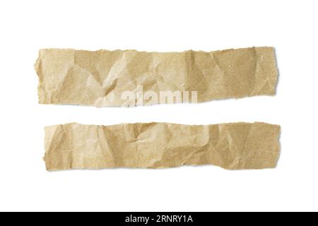 Braune zerknitterte Papierstücke mit gerissener Kante isoliert auf weißem Hintergrund. Recyceltes Bastelpapier zerknittert, zerknitterte Textur, gerippter Rand. Templat Stockfoto