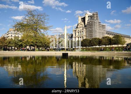 (171021) -- PARIS, 21. Oktober 2017 -- Foto aufgenommen am 20. Oktober 2017 zeigt die Installation Lame des Künstlers Marc Couturier, der sich im Tulleries Garden in Paris niedergelassen hat. Die viertägige Internationale Kunstmesse 2017 (FIAC) startete am Donnerstag, die 193 Galerien aus 30 Ländern auf dem Gebiet der modernen und zeitgenössischen Kunst und des Designs umfasst. ) (Djj) FRANKREICH-PARIS-INTERNATIONALE KUNSTMESSE ChenxYichen PUBLICATIONxNOTxINxCHN Stockfoto