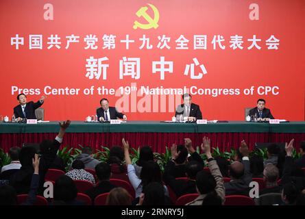 (171021) -- PEKING, 21. Oktober 2017 -- das Pressezentrum des 19. Nationalkongresses der Kommunistischen Partei Chinas (KPC) hält am 21. Oktober 2017 in Peking, der Hauptstadt Chinas, eine Pressekonferenz über die einheitsfront und die Außenarbeit der KPC ab. Stellvertretender Exekutivminister Zhang Yijiong (2. L) und stellvertretender Minister ran Wanxiang (1. R) der Arbeitsabteilung der Vereinten Front des Zentralkomitees der KPCh und Guo Yezhou (2. R), stellvertretender Minister der Internationalen Abteilung des Zentralkomitees der KPCh, nahmen an der Konferenz Teil. ) (RY) (CPC)CHINA-PEKING-CPC NATIONALE KONGRESS-PRESSEKONFERENZ (CN) CH Stockfoto