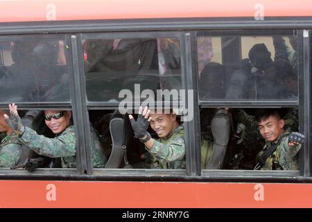 Bilder des Tages (171021) -- MARAWI, 21. Oktober 2017 -- Soldaten des philippinischen Marine Battalion Landing Team (MBLT) und der Marine Special Operation Group (MARSOG) winken auf ihrem Weg zurück von ihrem Kampfeinsatz gegen pro-islamische Staatsmilitanten (IS) in Marawi City, Philippinen, 21. Oktober 2017. Abu Sayyaf-Anführer Isnilon Hapilon wurde bei einem Angriff in der philippinischen Südstadt Marawi getötet, sagte der philippinische Verteidigungsminister Delfin Lorenzana am Samstag unter Berufung auf das FBI. Hapilon, mit angeblicher Verbindung zum Islamischen Staat (IS) extre Stockfoto