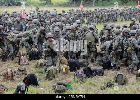 (171021) -- MARAWI, 21. Oktober 2017 -- Soldaten des philippinischen Marine Battalion Landing Team (MBLT) und der Marine Special Operation Group (MARSOG) sammeln ihr hab und gut nach ihrer Entsendezeremonie aus ihrem Kampfeinsatz gegen pro-islamische Staatsmilitanten (IS) in Marawi City, Philippinen, 21. Oktober 2017. Abu Sayyaf-Anführer Isnilon Hapilon wurde bei einem Angriff in der philippinischen Südstadt Marawi getötet, sagte der philippinische Verteidigungsminister Delfin Lorenzana am Samstag unter Berufung auf das FBI. Hapilon, mit angeblicher Verbindung zum Islamischen Staat (IS) ext Stockfoto