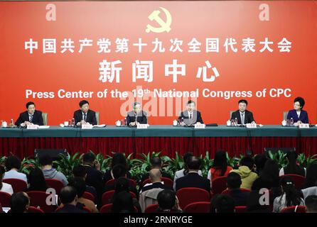 (171022) -- PEKING, 22. Oktober 2017 -- das Pressezentrum des 19. Nationalkongresses der Kommunistischen Partei Chinas (KPC) hält am 22. Oktober 2017 in Peking, der Hauptstadt Chinas, eine Pressekonferenz zur Sicherung und Verbesserung der Lebensgrundlage der Menschen ab. Chinas Bildungsminister Chen Baosheng (3. L), Minister für zivile Angelegenheiten Huang Shuxian (3. R), Minister für Humanressourcen und soziale Sicherheit Yin Weimin (2. L), Minister für Wohnungswesen und städtische Entwicklung und ländliche Entwicklung Wang Menghui (2. R), und der Minister für nationale Gesundheits- und Familienplanung, Li bin (1. R), nahm an der Pressekonferenz Teil. ) (wyo) (CP Stockfoto