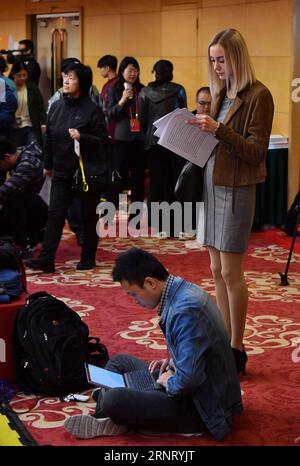 (171022) -- PEKING, 22. Oktober 2017 -- Journalisten arbeiten auf einer Pressekonferenz, die vom Pressezentrum des 19. Nationalen Kongresses der Kommunistischen Partei Chinas (KPC) in Peking, der Hauptstadt Chinas, am 22. Oktober 2017 abgehalten wird. Der chinesische Bildungsminister Chen Baosheng, der Minister für zivile Angelegenheiten Huang Shuxian, der Minister für Humanressourcen und soziale Sicherheit Yin Weimin, der Minister für Wohnungswesen und städtische und ländliche Entwicklung Wang Menghui, und der Minister für nationale Gesundheits- und Familienplanung, Li bin, nahm an der Pressekonferenz zur Sicherung und Verbesserung der Lebensgrundlage der Menschen Teil. ) (RY) (CPC)CHINA-PEKING-CPC Stockfoto