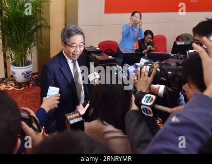 (171022) -- PEKING, 22. Oktober 2017 -- Chinas Bildungsminister Chen Baosheng erhält ein Interview nach einer Pressekonferenz, die vom Pressezentrum des 19. Nationalen Kongresses der Kommunistischen Partei Chinas (KPC) in Peking, der Hauptstadt Chinas, am 22. Oktober 2017 abgehalten wurde. Das Thema der Pressekonferenz war die Sicherung und Verbesserung des Lebensunterhalts der Menschen. ) (WYO) (CPC)CHINA-PEKING-CPC NATIONALE KONGRESS-PRESSEKONFERENZ (CN) LIXXIN PUBLICATIONXNOTXINXCHN Stockfoto