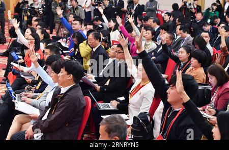 (171022) -- PEKING, 22. Oktober 2017 -- Journalisten werden auf einer Pressekonferenz gesehen, die vom Pressezentrum des 19. Nationalen Kongresses der Kommunistischen Partei Chinas (KPC) in Peking, der Hauptstadt Chinas, am 22. Oktober 2017 abgehalten wird. Der chinesische Bildungsminister Chen Baosheng, der Minister für zivile Angelegenheiten Huang Shuxian, der Minister für Humanressourcen und soziale Sicherheit Yin Weimin, der Minister für Wohnungswesen und städtische und ländliche Entwicklung Wang Menghui, und der Minister für nationale Gesundheits- und Familienplanung, Li bin, nahm an der Pressekonferenz zur Sicherung und Verbesserung der Lebensgrundlage der Menschen Teil. ) (WYO) (CPC)CHINA-PEKING Stockfoto