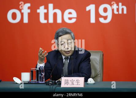 (171022) -- PEKING, 22. Oktober 2017 -- Chinas Bildungsminister Chen Baosheng spricht auf einer Pressekonferenz, die vom Pressezentrum des 19. Nationalen Kongresses der Kommunistischen Partei Chinas (KPC) in Peking, der Hauptstadt Chinas, am 22. Oktober 2017 abgehalten wird. Das Thema der Pressekonferenz war die Sicherung und Verbesserung des Lebensunterhalts der Menschen. ) (RY) (CPC)CHINA-PEKING-CPC NATIONALE KONGRESS-PRESSEKONFERENZ (CN) SHENXBOHAN PUBLICATIONXNOTXINXCHN Stockfoto