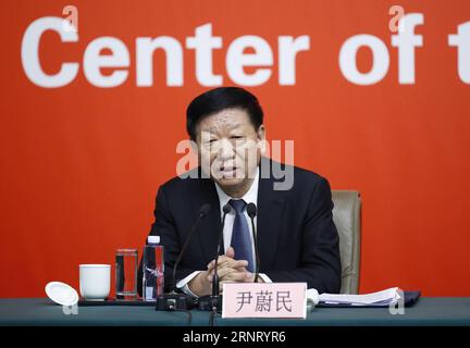 (171022) -- PEKING, 22. Oktober 2017 -- Chinas Minister für Human Resources and Social Security Yin Weimin spricht auf einer Pressekonferenz, die vom Pressezentrum des 19. Nationalen Kongresses der Kommunistischen Partei Chinas (KPC) in Peking, der Hauptstadt Chinas, am 22. Oktober 2017 abgehalten wird. Das Thema der Pressekonferenz war die Sicherung und Verbesserung des Lebensunterhalts der Menschen. ) (RY) (CPC)CHINA-PEKING-CPC NATIONALE KONGRESS-PRESSEKONFERENZ (CN) SHENXBOHAN PUBLICATIONXNOTXINXCHN Stockfoto