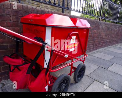 Red United Kingdom Royal Mail Trolley auf Gehsteig während einer Briefzustellung. London, England, Vereinigtes Königreich. Hohe Auflösung mit negativem Raum Stockfoto