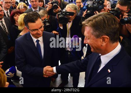 (171023) -- LJUBLJANA, 23. Oktober 2017 -- der amtierende slowenische Präsident Borut Pahor (R) gibt dem slowenischen Präsidentschaftskandidaten Kamnik, Bürgermeister Marjan Sarec, am 22. Oktober 2017 in Ljubljana (Slowenien) die Hand. Die Teilergebnisse der sechsten Präsidentschaftswahl Sloweniens am Sonntag, nachdem rund 97 Prozent der Stimmen gezählt wurden, zeigen, dass der amtierende Präsident Borut Pahor bei der Stichwahl am 12. November gegen Kamnik-Bürgermeister Marjan Sarec antreten wird. (whw) MATICxSTOJS PUBLICATIONxNOTxINxCHN Stockfoto