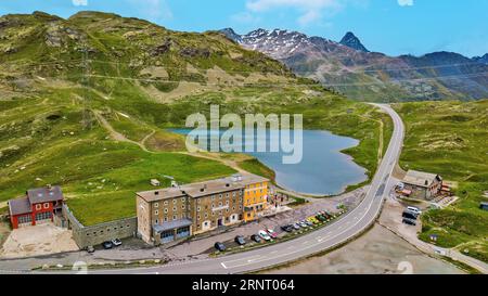 Luftaufnahme aus der Vogelperspektive Bergsee am Bergpass Alpenstraße Alpenstraße Passstraße Bernina Pass Bernina Pass, weiter im Stockfoto