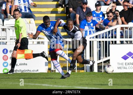 Hartlepool United's Josh Umerah kämpft mit dem Verteidiger der Wealdstone während des Spiels der Vanarama National League zwischen Hartlepool United und Wealdstone im Victoria Park, Hartlepool am Samstag, den 2. September 2023. (Foto: Scott Llewellyn | MI News) Credit: MI News & Sport /Alamy Live News Stockfoto