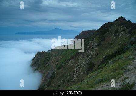 Die Insel Teneriffa im Hintergrund von der Insel La Gomera aus gesehen. La isla de Tenerife al fondo vista desde la isla de La Gomera. Stockfoto