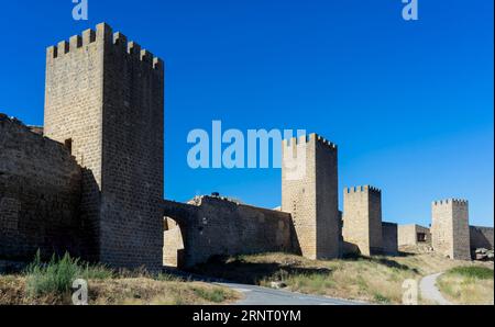 Blick auf die Mauer der Umkreisung von Artajona in der Region Navarra, Spanien. Stockfoto