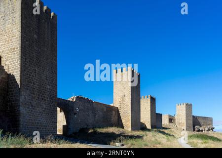 Blick auf die Mauer der Umkreisung von Artajona in der Region Navarra, Spanien. Stockfoto