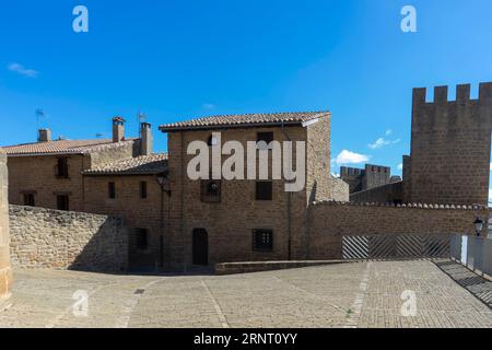 Blick auf die Mauer der Umkreisung von Artajona in der Region Navarra, Spanien. Stockfoto