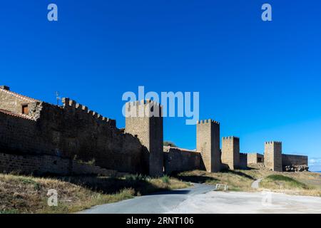 Blick auf die Mauer der Umkreisung von Artajona in der Region Navarra, Spanien. Stockfoto