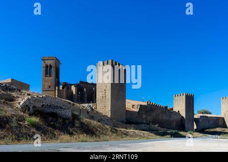 Blick auf die Mauer der Umkreisung von Artajona in der Region Navarra, Spanien. Stockfoto