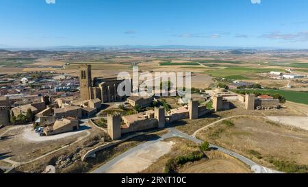 Blick auf die Mauer der Umkreisung von Artajona in der Region Navarra, Spanien. Stockfoto