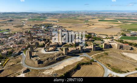 Blick auf den wunderschönen Artajona-Zaun in der Region Navarra, Spanien. Stockfoto