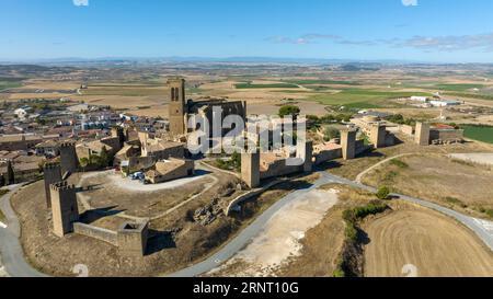 Blick auf den wunderschönen Artajona-Zaun in der Region Navarra, Spanien. Stockfoto