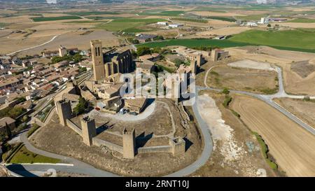 Blick auf den wunderschönen Artajona-Zaun in der Region Navarra, Spanien. Stockfoto