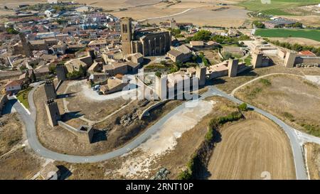 Blick auf den wunderschönen Artajona-Zaun in der Region Navarra, Spanien. Stockfoto