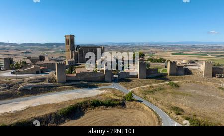 Blick auf den wunderschönen Artajona-Zaun in der Region Navarra, Spanien. Stockfoto