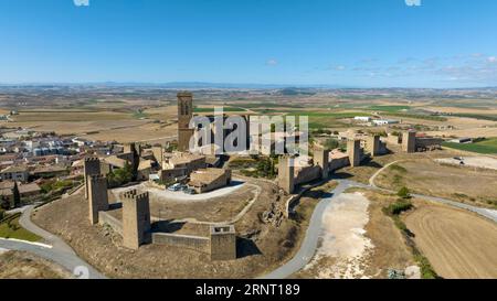 Blick auf den wunderschönen Artajona-Zaun in der Region Navarra, Spanien. Stockfoto